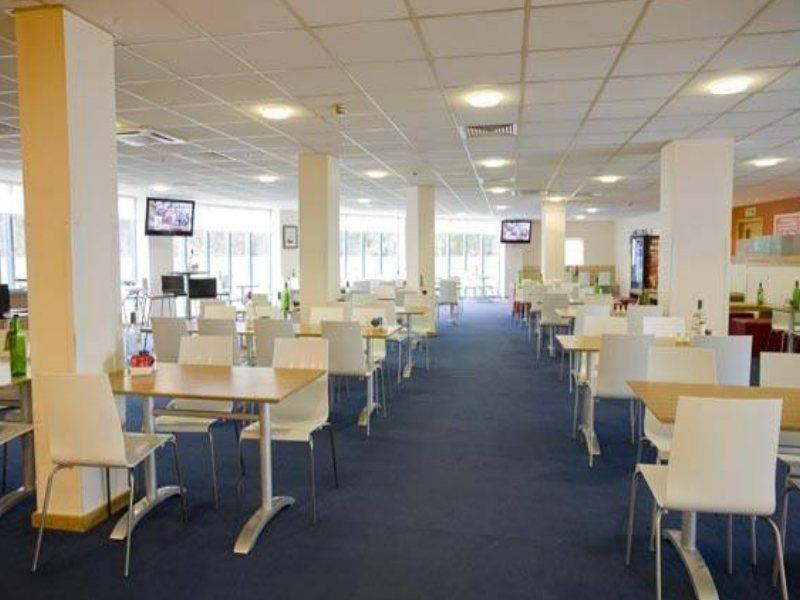 Ibis Budget London Heathrow T5 Слау Экстерьер фото